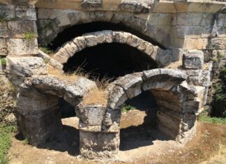 Eyüp Camii Avlusu ve Medrese Yapısı